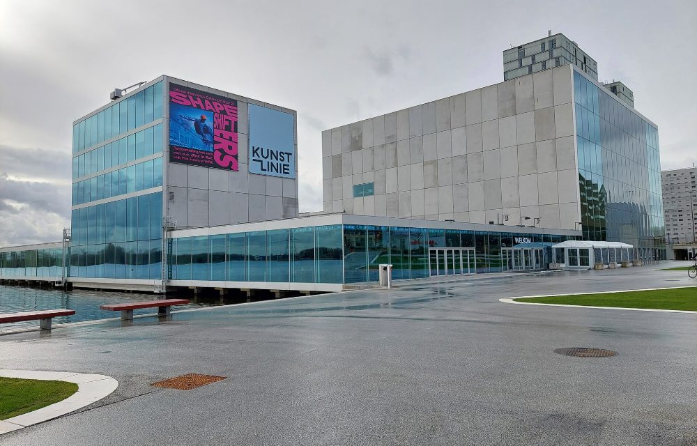 De Grote Markt in Almere met terrassen en de Grote Kerk